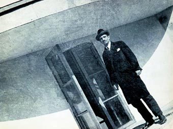 Константин Мельников на крыше своего дома. Снимок Александра Родченко (1928) с сайта mmsi.ru Константин Мельников на крыше своего дома. Снимок Александра Родченко (1928) с сайта mmsi.ru