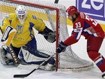 Максим Сушинский забрасывает первую шайбу в ворота сборной Украины. Фото AFP