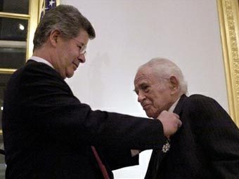 Посол Франции в США Жан-Давид Левитт и Норман Мейлер. Фото AFP Посол Франции в США Жан-Давид Левитт и Норман Мейлер. Фото AFP