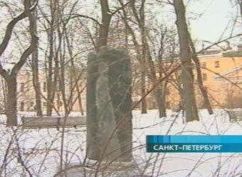 Памятник Анне Ахматовой в Петербурге. Кадр Первого канала Памятник Анне Ахматовой в Петербурге. Кадр Первого канала
