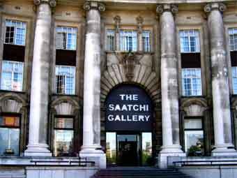 Вход в галерею Саатчи в здании мэрии. Фото с сайта wikipedia.org Вход в галерею Саатчи в здании мэрии. Фото с сайта wikipedia.org