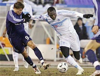 "Зенит"   "Марсель"   1:1. Радек Ширл (слева) против Мамаду Ньянга. Фото Reuters "Зенит"   "Марсель"   1:1. Радек Ширл (слева) против Мамаду Ньянга. Фото Reuters