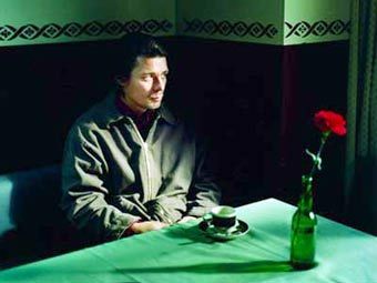 Кадр из фильма Аки Каурисмяки "Laitakaupungin valot" с сайта saunalahti.fi Кадр из фильма Аки Каурисмяки "Laitakaupungin valot" с сайта saunalahti.fi