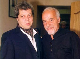 Пауло Коэльо (справа) вместе с переводчиком своих книг на русский язык Александром Богдановским в Москве в 2002 году. Фото с официального российского сайта писателя Пауло Коэльо (справа) вместе с переводчиком своих книг на русский язык Александром Богдановским в Москве в 2002 году. Фото с официального российского сайта писателя