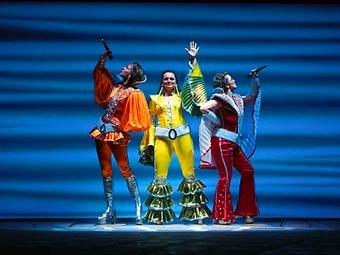 Сцена из мюзикла "Mamma Mia!". Кадр с сайта musical-in.de Сцена из мюзикла "Mamma Mia!". Кадр с сайта musical-in.de