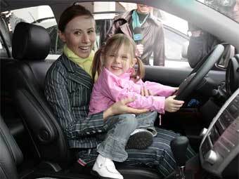 Юлия Чепалова c дочерью Олесей в подаренном за выступление на Олимпиаде в Турине "Лексусе". Фото газеты "СПОРТ-ЭКСПРЕСС" Юлия Чепалова c дочерью Олесей в подаренном за выступление на Олимпиаде в Турине "Лексусе". Фото газеты "СПОРТ-ЭКСПРЕСС"