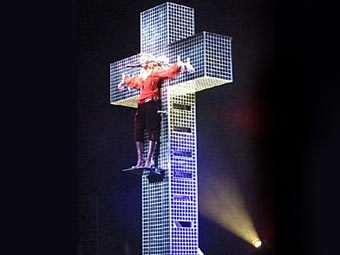 Мадонна во время исполнения "Live to tell". Фото с сайта cultnews.com Мадонна во время исполнения "Live to tell". Фото с сайта cultnews.com