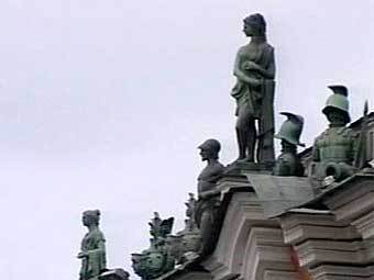 Скульптуры на крыше Эрмитажа. Кадр НТВ Скульптуры на крыше Эрмитажа. Кадр НТВ