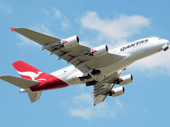 A380  Qantas.   Adrian Pingstone   wikipedia.org